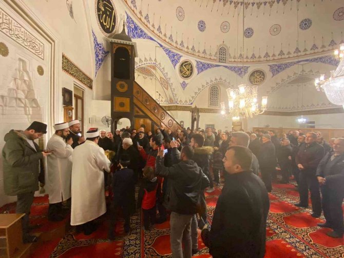 Sakal-ı Şerif’i Görebilmek İçin Sıraya Girdiler