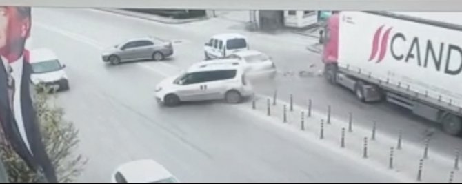 Anayolda Dönüş Yapmaya Çalıştı, Zincirleme Kazaya Yol Açtı