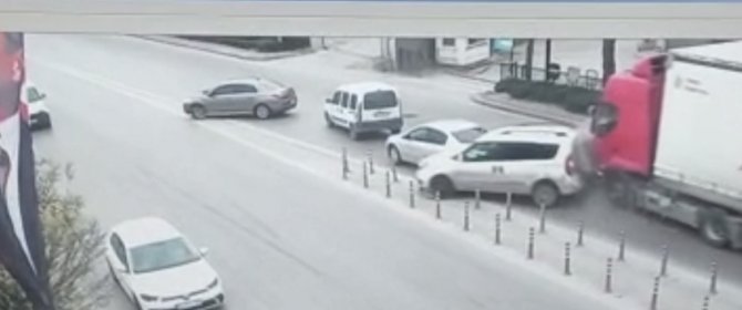 Anayolda Dönüş Yapmaya Çalıştı, Zincirleme Kazaya Yol Açtı