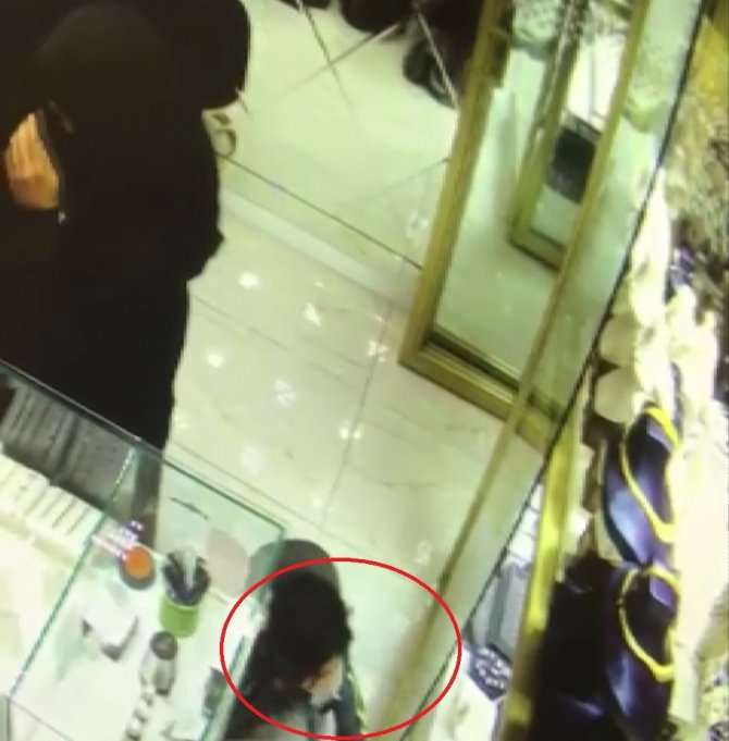 Çocuklarını Hırsızlıklarına Alet Ettiler, O Anlar Kameralarda