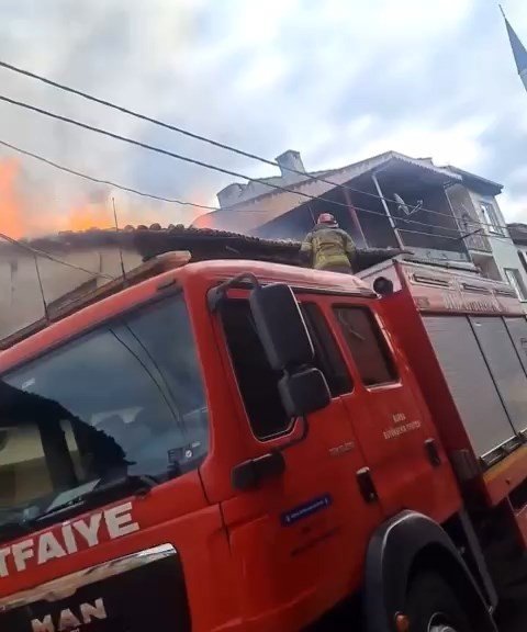 Bursa’da Tarihi Ev Alev Alev Yandı