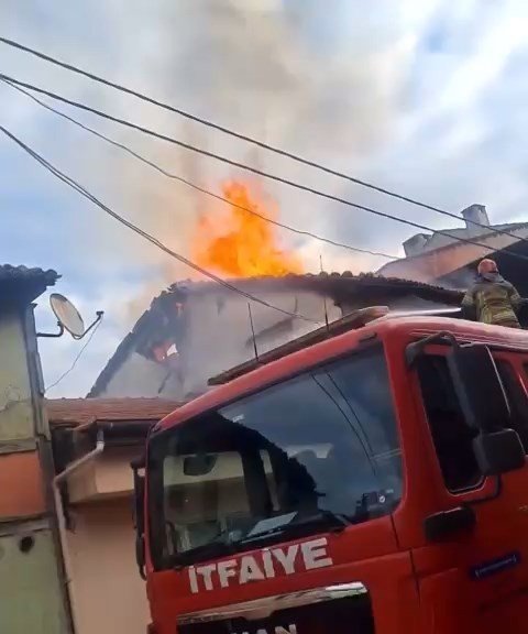Bursa’da Tarihi Ev Alev Alev Yandı