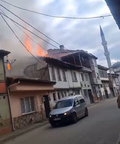 Bursa’da Tarihi Ev Alev Alev Yandı