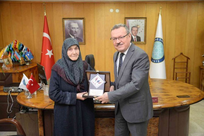 Emine Teyzeden Duygulandıran Bağış