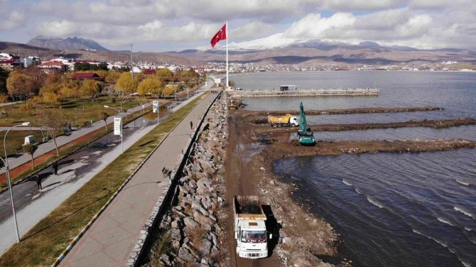 Bakan Kurum: “Van Gölü’nde Bugüne Kadar 807 Bin Metreküp Dip Çamuru Temizliği Yapıldı”