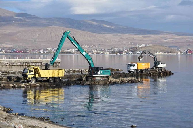 Bakan Kurum: “Van Gölü’nde Bugüne Kadar 807 Bin Metreküp Dip Çamuru Temizliği Yapıldı”