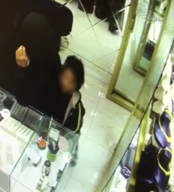 Çocuklarını Hırsızlıklarına Alet Ettiler, O Anlar Kameralarda