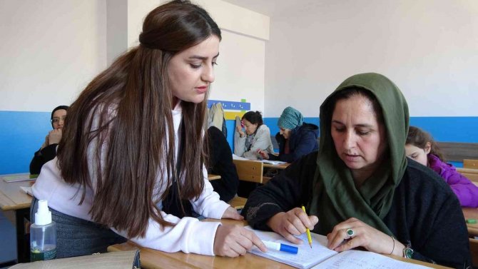 Yüksekovalı Kadınlardan ’Okuma Yazma Seferberliğine’ Yoğun İlgi
