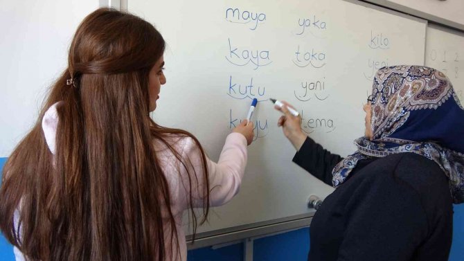 Yüksekovalı Kadınlardan ’Okuma Yazma Seferberliğine’ Yoğun İlgi