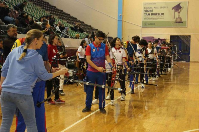 Denizli’de Okçular 2023’ün İlk Atışını Yaptı