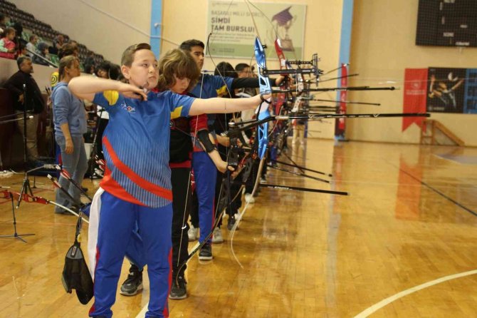 Denizli’de Okçular 2023’ün İlk Atışını Yaptı
