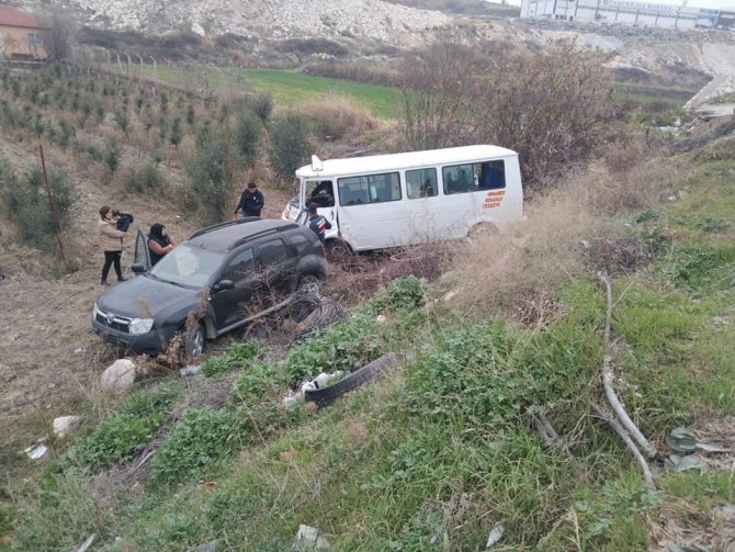 Çarpışan Araçlar Tarlaya Uçtu: 7 Yaralı