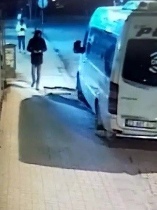 Durduk Yere Minibüsün Lastiğini Kesip Yoluna Devam Etti