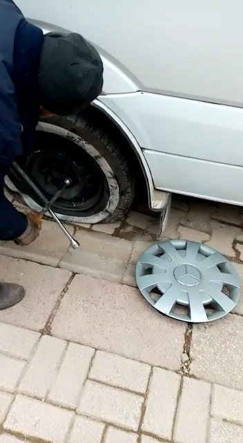 Durduk Yere Minibüsün Lastiğini Kesip Yoluna Devam Etti