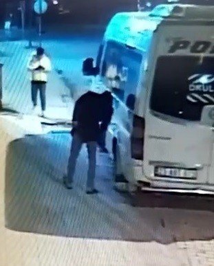 Durduk Yere Minibüsün Lastiğini Kesip Yoluna Devam Etti