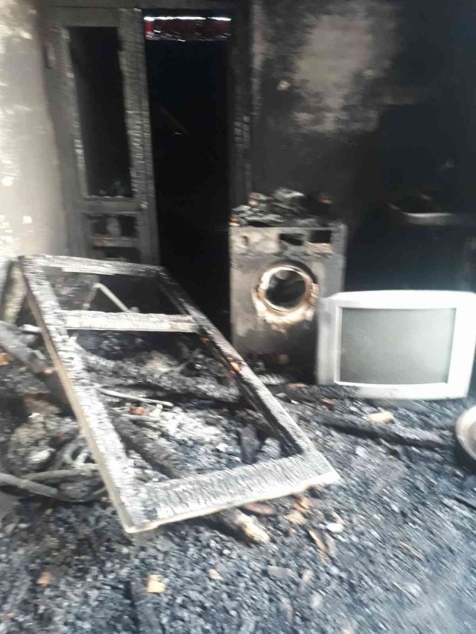 Elektrik Kontağından Çıkan Yangın Evi Küle Çevirdi