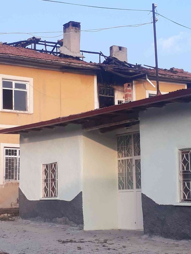 Elektrik Kontağından Çıkan Yangın Evi Küle Çevirdi