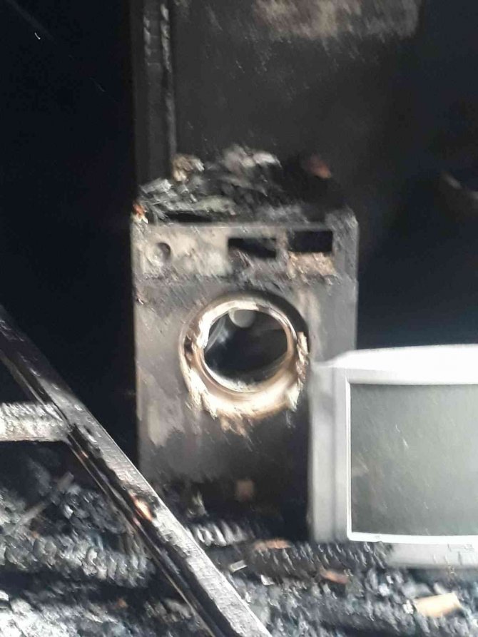 Elektrik Kontağından Çıkan Yangın Evi Küle Çevirdi