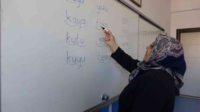 Yüksekovalı Kadınlardan ’Okuma Yazma Seferberliğine’ Yoğun İlgi