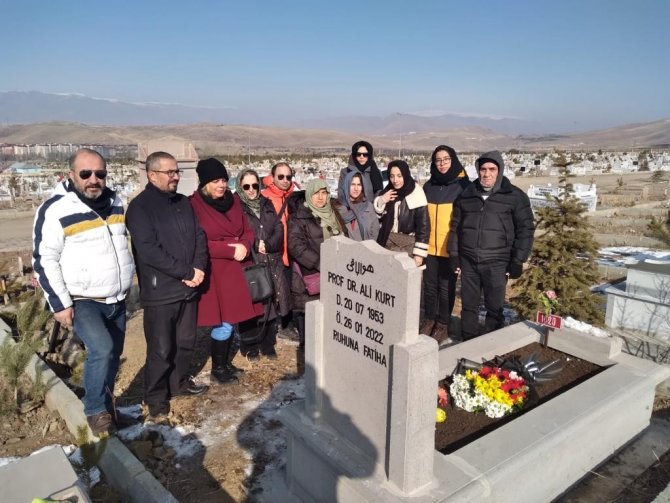 Prof Dr Kurt Mezarı Başında Anıldı