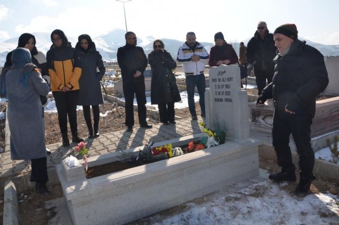 Prof Dr Kurt Mezarı Başında Anıldı