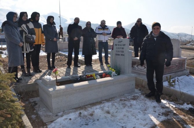 Prof Dr Kurt Mezarı Başında Anıldı