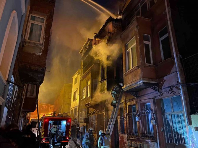 Fatih’te 3 Katlı Bina Alev Alev Yandı: 1 Kişi Üçüncü Kattan Atlayarak Kurtuldu