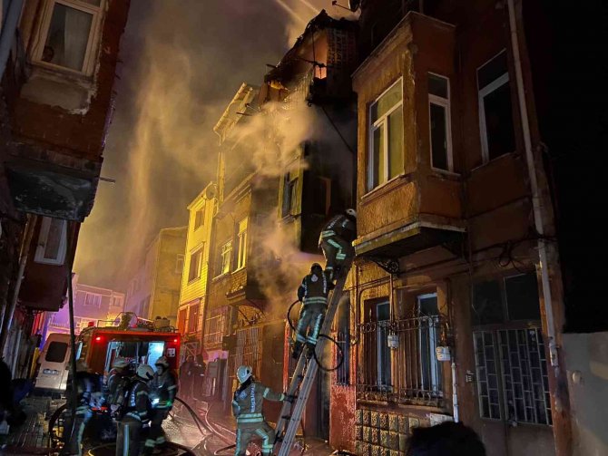 Fatih’te 3 Katlı Bina Alev Alev Yandı: 1 Kişi Üçüncü Kattan Atlayarak Kurtuldu