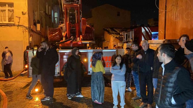 Fatih’te 3 Katlı Bina Alev Alev Yandı: 1 Kişi Üçüncü Kattan Atlayarak Kurtuldu