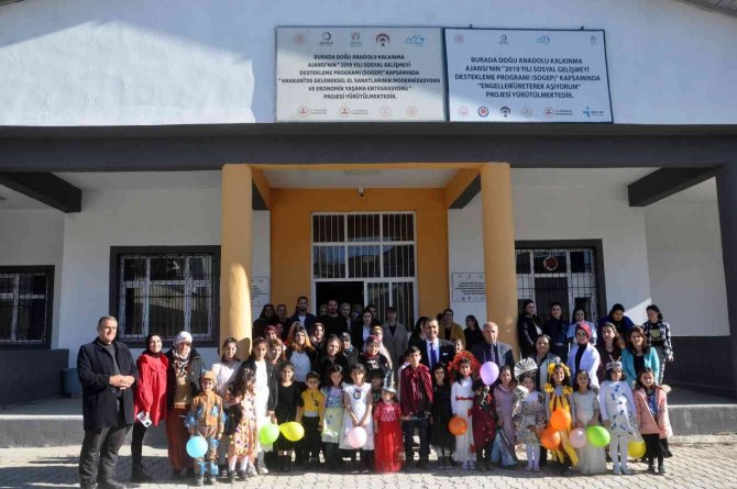 Atık Malzemelerden Üretilen Kıyafetler Görücüye Çıkarıldı
