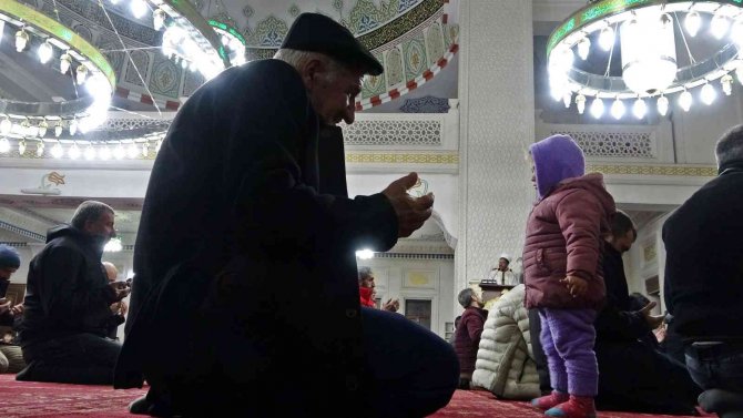 Yüksekova’da Camiler Doldu, Eller Semaya Kalktı