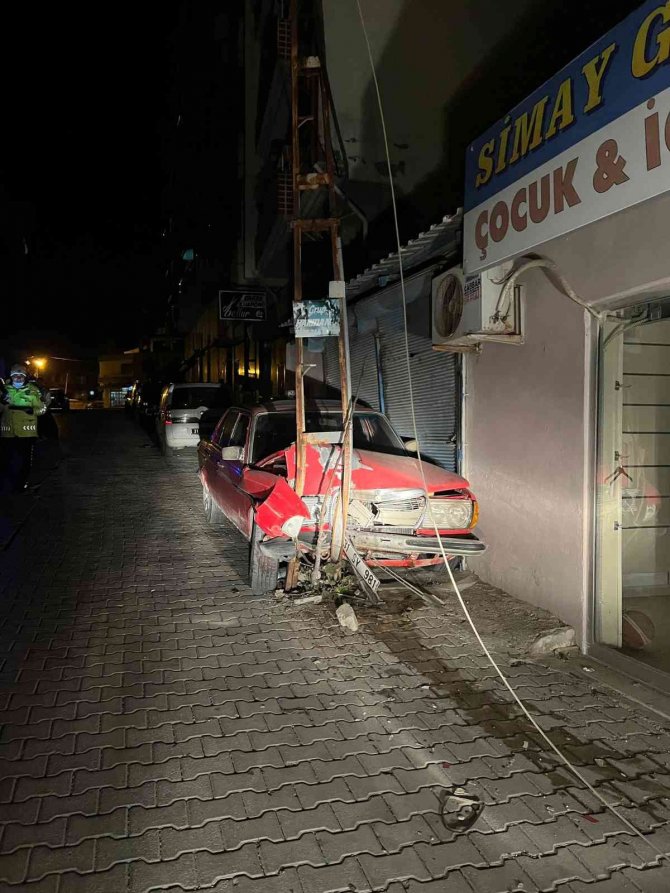 Önce Park Halindeki Otomobillere, Ardından Direğe Çarptı: 1 Yaralı