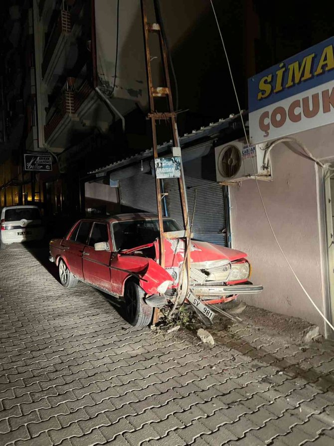 Önce Park Halindeki Otomobillere, Ardından Direğe Çarptı: 1 Yaralı