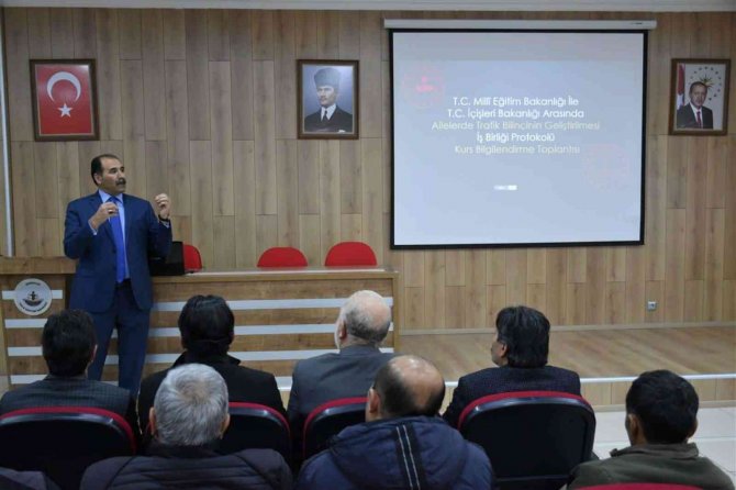 Mahalle Ve Köy Muhtarlarına Aile Eğitimi Verildi