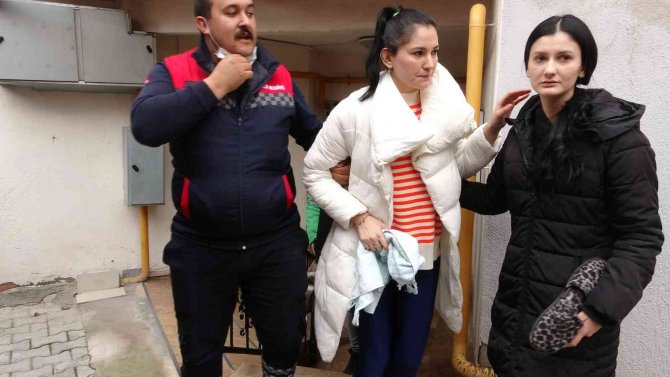 Apartmanda Çıkan Yangında 3 Kişi Dumandan Etkilendi