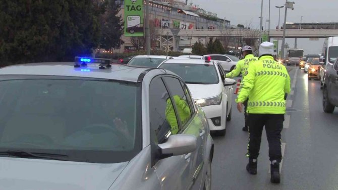 İ̇stanbul’da Usulsüz Çakar Ve Siren Denetimi Yapıldı