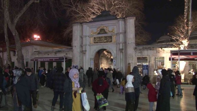 Regaip Kandili Nedeniyle Binlerce Vatandaş Eyüp Sultan Camii’ne Akın Etti