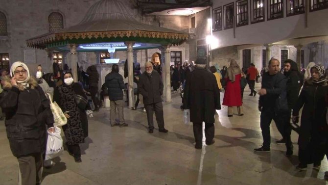 Regaip Kandili Nedeniyle Binlerce Vatandaş Eyüp Sultan Camii’ne Akın Etti
