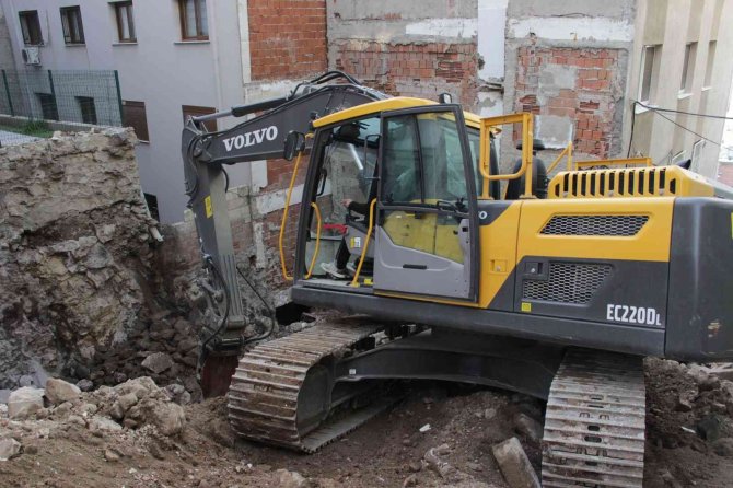 İ̇ş Makinesi Evin Duvarını Deldi, Firma Çalışanları İşe Devam Etti