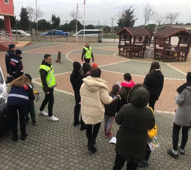 Jandarma Çocukların Yanlarında