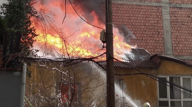 Kağıthane’de Korkutan Yangın: Hatalı Parktan İtfaiye Gecikince Alevler Diğer Binalara Sıçradı