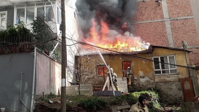 Kağıthane’de Korkutan Yangın: Hatalı Parktan İtfaiye Gecikince Alevler Diğer Binalara Sıçradı