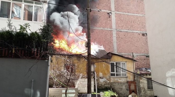 Kağıthane’de Korkutan Yangın: Hatalı Parktan İtfaiye Gecikince Alevler Diğer Binalara Sıçradı