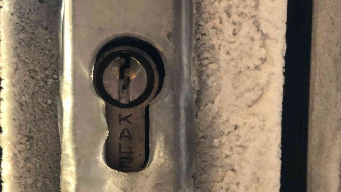 Kars Eksi 15’i Gördü, Kapı Kilitleri Dondu