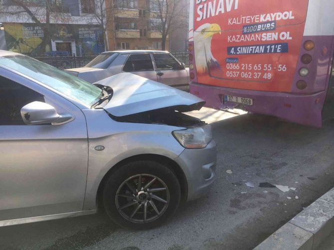 Otomobil Halk Otobüsüne Çarptı: 1 Yaralı