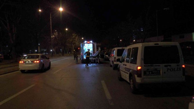 Aracında Ölen Kadını İhbardan Dönen Polisler Buldu