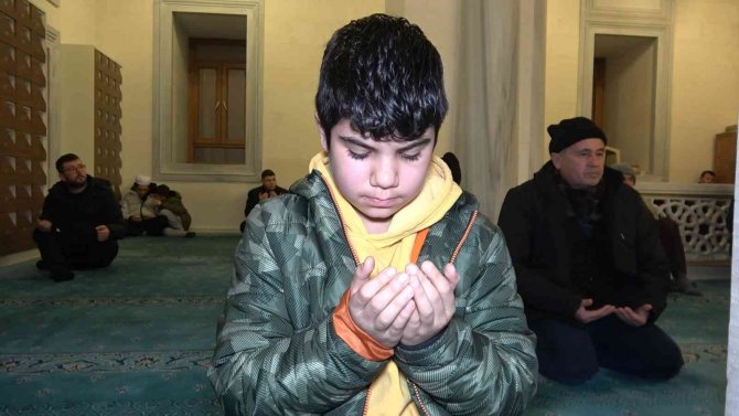 Regaip Kandili Camilerde İdrak Edildi, Eller ’Yağmur’ İçin Duaya Açıldı