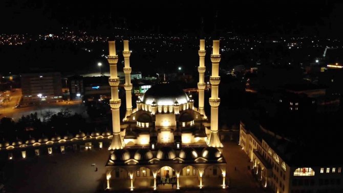 Regaip Kandili Camilerde İdrak Edildi, Eller ’Yağmur’ İçin Duaya Açıldı