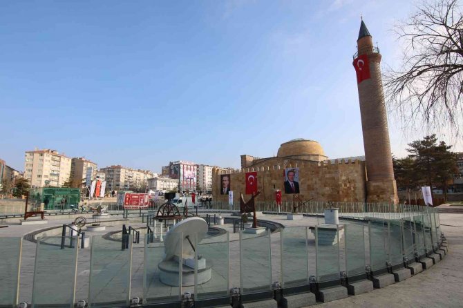 Devrinin Fakültesi Olan Cacabey Medresesi 5 Yıl Sonra İbadete Açıldı