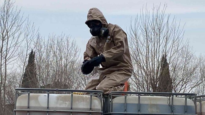 2 Tır Dolusu Plastik Tanklardan Kimyasal Atık Çıktı